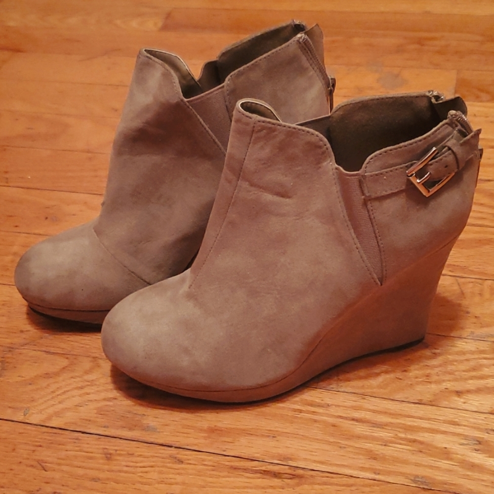 Qupid, size 7.5, tan suede heeled wedges.